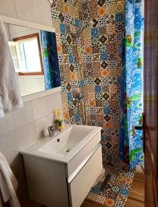 y baño con lavabo y ducha. en Maison D'hôte Dar Saida en El Kef