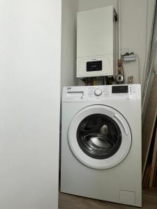 ピテシュティにあるBianca's Placeの洗濯機(電子レンジ付)