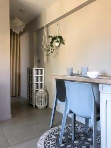 ein Esszimmer mit einem Tisch und 2 Stühlen in der Unterkunft Studio "Le Cocon" proche Colmar - Free Parking & Wifi in Horbourg