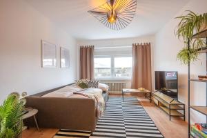 TV a/nebo společenská místnost v ubytování Koblenz' Größte, 5 SZ, HBF, ideal für Gruppen & Firmen