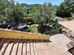 uitzicht op een tuin vanaf het dak van een huis bij Casale Corciano in Ellera