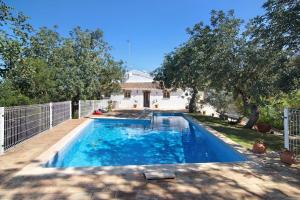 a swimming pool in the backyard of a house at Casa da Maria Teresa V2 in Santa Catarina da Fonte do Bispo