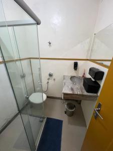 uma casa de banho com um lavatório e um chuveiro em History Hostel em Ouro Preto