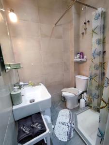 ein Badezimmer mit Waschbecken, Toilette und Dusche in der Unterkunft Niki Breeze cozy apartment in Nea Kallikratia