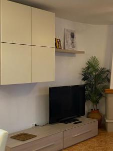 A television and/or entertainment centre at Casa Ricarda