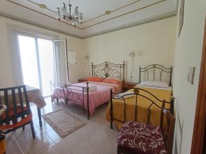 1 Schlafzimmer mit 2 Betten, einem Tisch und einem Fenster in der Unterkunft ALLOGGIO DEI MILLE in Palermo
