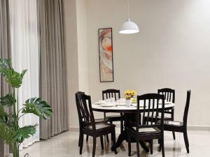 a dining room with a table and chairs at 12pax-4Br3.5Ba2Lvr/BM/Juru/100in Proj/AutoCity/Ikea in Simpang Ampat