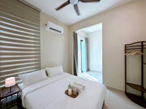 1 dormitorio con cama blanca y ventana en 12pax-4Br3.5Ba2Lvr/BM/Juru/100in Proj/AutoCity/Ikea, en Simpang Ampat