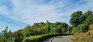 a winding road with a building on top of a hill at Weißenthalsmühle Birkenhäuschen in Ermetheis