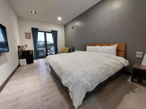 Ένα ή περισσότερα κρεβάτια σε δωμάτιο στο 清境依山舞林民宿