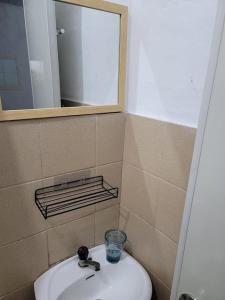 y baño con lavabo y espejo. en BELLA 1, en Cabanatúan