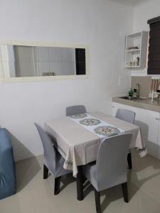 una mesa y sillas en una cocina con mesa y barra en BELLA 1, en Cabanatúan