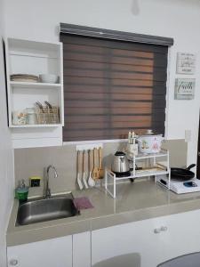 cocina con fregadero y encimera en BELLA 1, en Cabanatúan