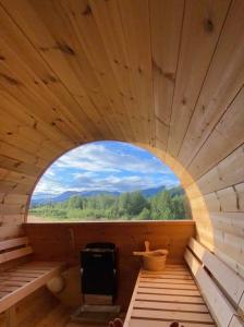 an inside view of a sauna with a round window at Rett ved Raudalen Alpinanlegg in Beitostøl