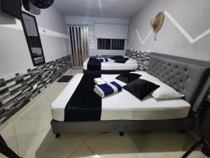 Postel nebo postele na pokoji v ubytování hotel medellin calasanz