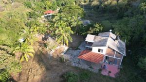 una vista aérea de una casa en una colina con palmeras en Casa Galaa Guiba', en Tangolunda