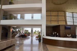 un vestíbulo de un edificio con mesas y sillas en Residência Oceaníca Meliá Dunas Beach Resort & Spa, en Santa Maria