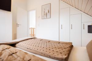 een groot bed in een kamer met witte muren bij Vechteufer in Nordhorn