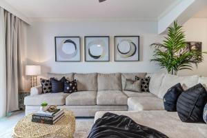 Ruang duduk di Gorgeous Oceanview 3BR Luxury Condo - Latitude +45 gambar