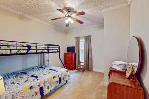 1 dormitorio con 1 cama y ventilador de techo en Riverview Wonders, en Shallotte