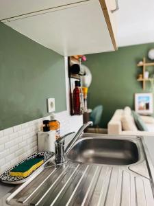 eine Küchentheke mit Spüle in der Küche in der Unterkunft Le Cottage Breton, hypercentre historique StB in Saint-Brieuc + 65 Fotos