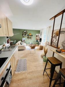 Zimmer mit Küche und Wohnzimmer in der Unterkunft Le Cottage Breton, hypercentre historique StB in Saint-Brieuc