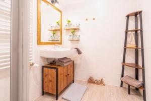 a bathroom with a sink and a mirror at Stylische Surfoase am Wasser in Dranske