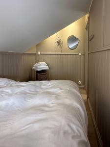 Кровать или кровати в номере Smögens Gästgiveri