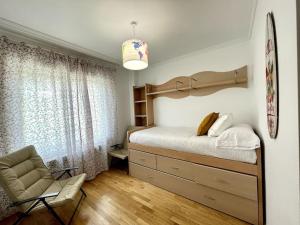 1 dormitorio con 1 cama con cómoda y silla en Casa Da Moura, en Combarro