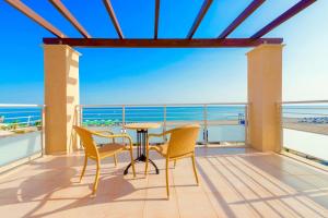 雷西姆農鎮的住宿－Villa Avra，一个带桌椅的海景阳台