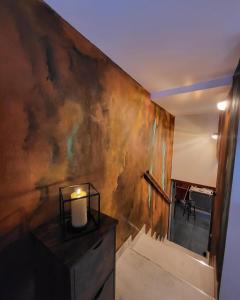 Pokój ze ścianą ze świecą w obiekcie Stylowy Apartament Retro w Poznaniu