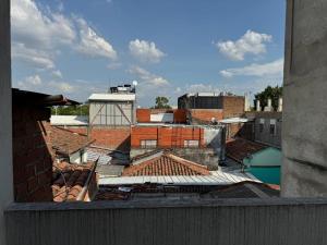 une vue sur les toits des bâtiments d'une ville dans l'établissement Loft en San Fernando 303, à Cali