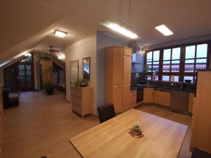 een keuken en eetkamer met een tafel in een kamer bij Studio und Apartment auf dem Pferdehof in Burgpreppach