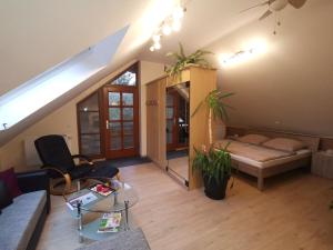 een woonkamer met een bank en een bed bij Studio und Apartment auf dem Pferdehof in Burgpreppach