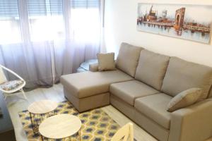 奧維多的住宿－2 bedrooms appartement at Gijon，客厅配有沙发和桌子
