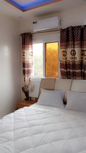 Un pat sau paturi într-o cameră la Chambre privée