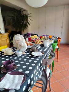 uma mesa preta e branca com comida em Bed&Breakfast Angela em Clusone