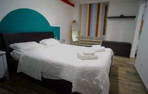 Lallarella 17 في نابولي: غرفة نوم بسرير كبير عليها مناشف