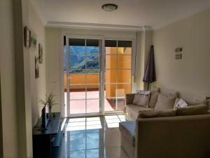 彭塔德利達戈的住宿－2 bedrooms property with terrace and wifi at San Cristobal de La Laguna，带沙发和滑动玻璃门的客厅