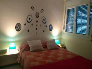 彭塔德利達戈的住宿－2 bedrooms property with terrace and wifi at San Cristobal de La Laguna，一间卧室配有一张带两盏灯的床和两扇窗户。