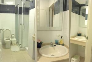 y baño con lavabo, ducha y aseo. en 2 bedrooms property with terrace and wifi at San Cristobal de La Laguna, en Punta del Hidalgo