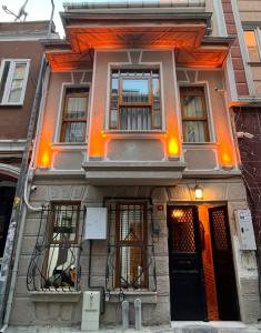 una casa en una calle con una luz naranja en NarPera Taksim Boutique Hotel, en Estambul