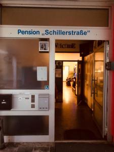 una entrada a un edificio con un letrero que lee Pasonknife en Pension Stein bei nürnberg, en Stein bei Nürnberg