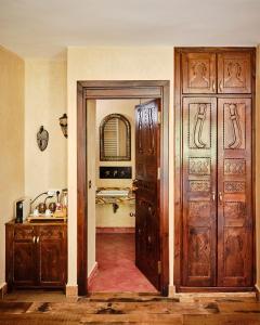 a room with two wooden doors and a kitchen at Dar Jasmine in Chefchaouene