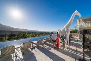 una representación de una jirafa parada en un balcón en Royal River, Luxury Hotel - Adults Only, en Adeje