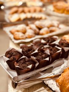 ein Tablett mit schokoladenüberzogenen Donuts auf einem Tisch in der Unterkunft Hotel Malpensa INN Aereoporto in Tornavento