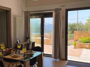 uma sala de estar com uma mesa e uma grande porta de vidro deslizante em Michael's House - Argostoli em Argostoli
