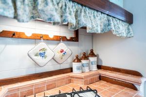 een keuken met een aanrecht met 2 flessen melk bij Bellavista free parking city center in San Gimignano