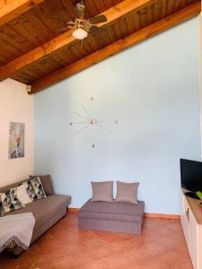 TV a/nebo společenská místnost v ubytování Charming Apartment in Lavena Ponte Tresa - 70m² - Spacious Terrace