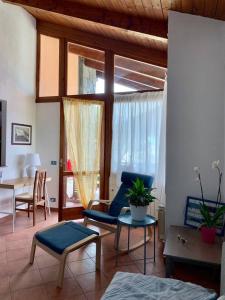 Predel za sedenje v nastanitvi Charming Apartment in Lavena Ponte Tresa - 70m² - Spacious Terrace
